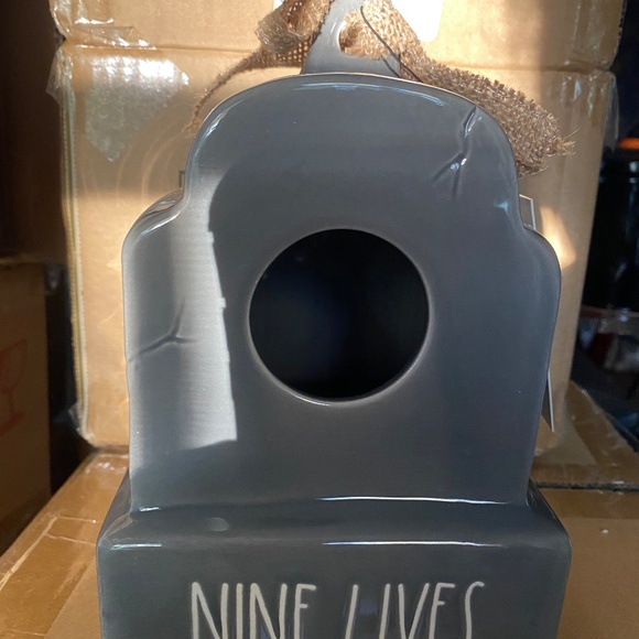 ae Dunn Artisan Collection By Magenta 8" Tombstone Birdhouse  “Nine Lives”- 🎃 - Picture 4 of 10